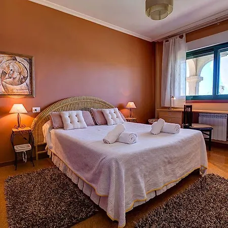 Villa Sleeps 8 Pool Wifi *