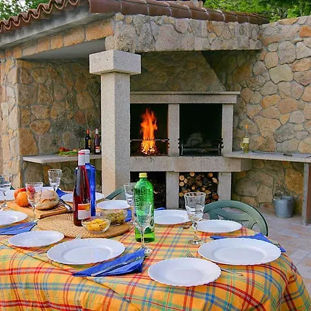 Villa Sleeps 8 Pool Wifi Darbo