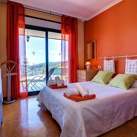 Villa Sleeps 8 Pool Wifi