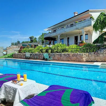 Villa Sleeps 8 Pool Wifi *